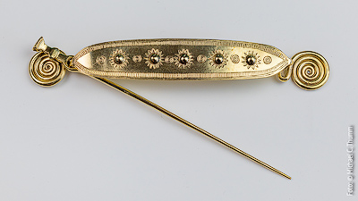 Spiralplattenfibel Gesseler Hortfund vergoldet 2 - Replik von Trommer Archaeotechnik